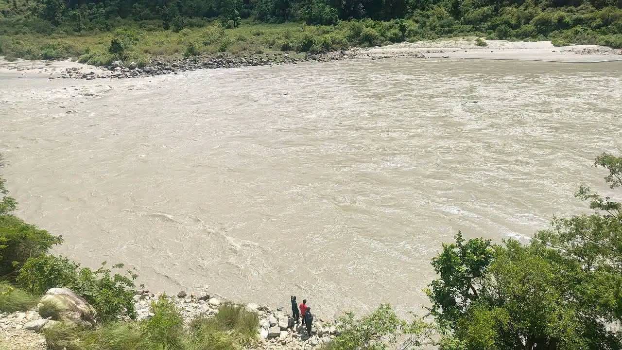 भेरी नदीमा जिप खस्यो, दुई जना बेपत्ता